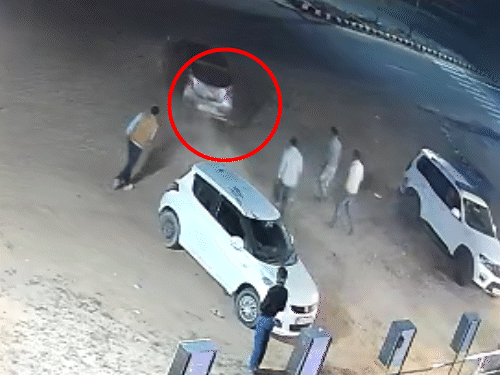 प्रॉपर्टी कारोबार को कुचल कर आरोपी मौके से भाग गए। मौके मौजूद लोगों ने कार को पकड़ने की कोशिश की लेकिन नहीं पकड़ सके।