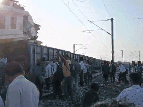 बिलासपुर में मंगलवार को गेवरा मेमू लोकल और खड़ी मालगाड़ी में टक्कर हुई। बोगी काटकर लोगों को निकाला गया।