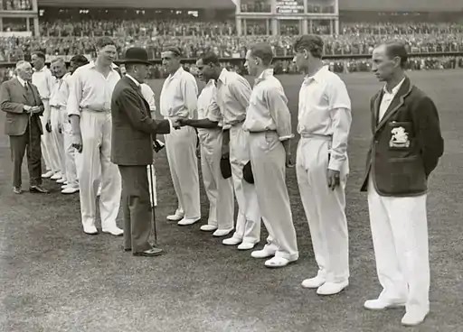 यह फोटो 1900 के पेरिस ओलिंपिक में क्रिकेट इवेंट की है। तब ग्रेट ब्रिटेन और फ्रांस की टीमों ने इसमें हिस्सा लिया था।