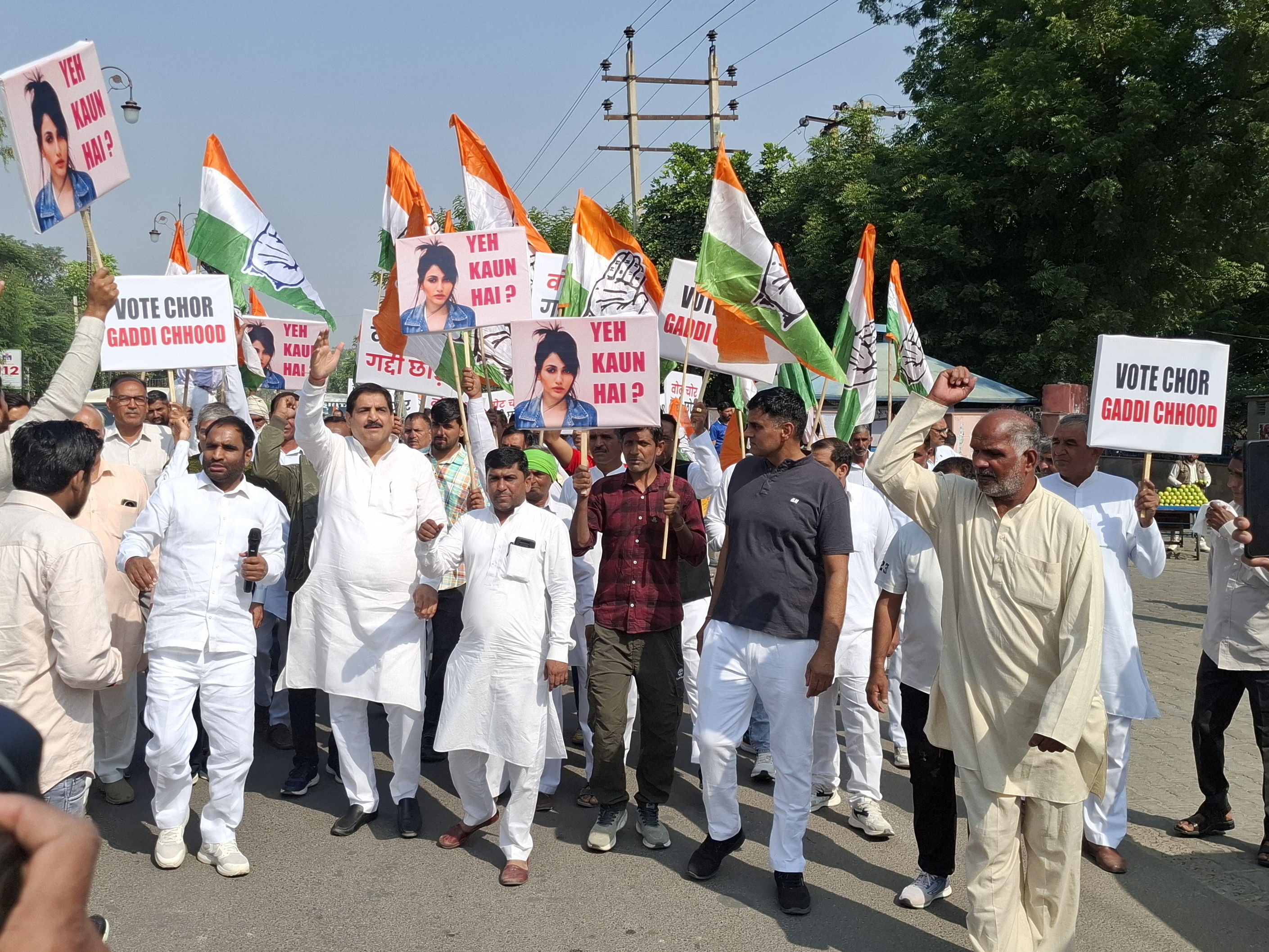 कांग्रेस वर्कर सड़कों पर उतरकर वोट चोरी के मुद्दे पर प्रदर्शन करते हुए।