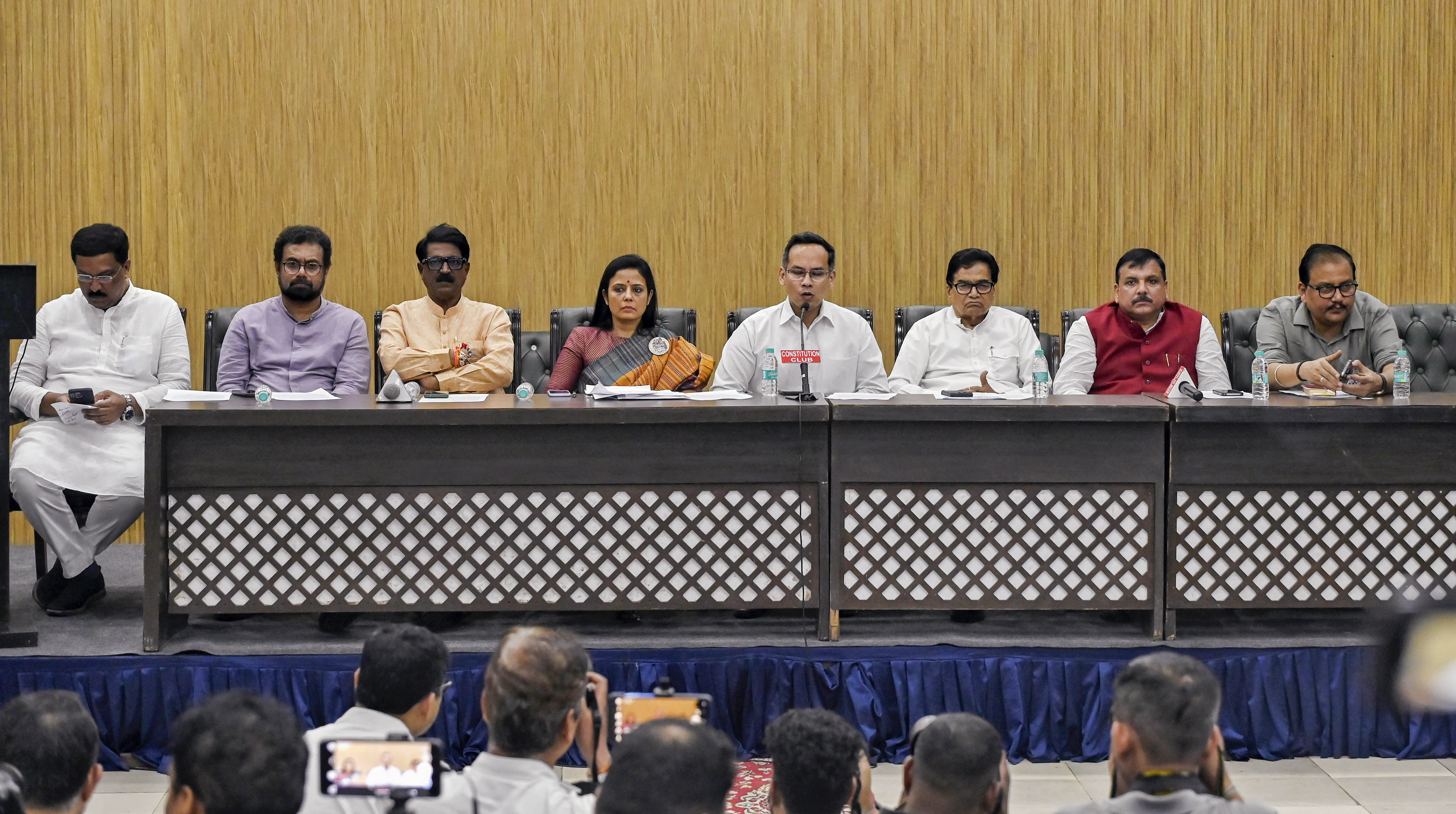 मानसून सत्र के बीच 17 अगस्त को कांग्रेस, TMC, सपा, DMK, राजद समेत 8 विपक्षी दलों ने जॉइंट प्रेस कॉन्फ्रेंस की थी।