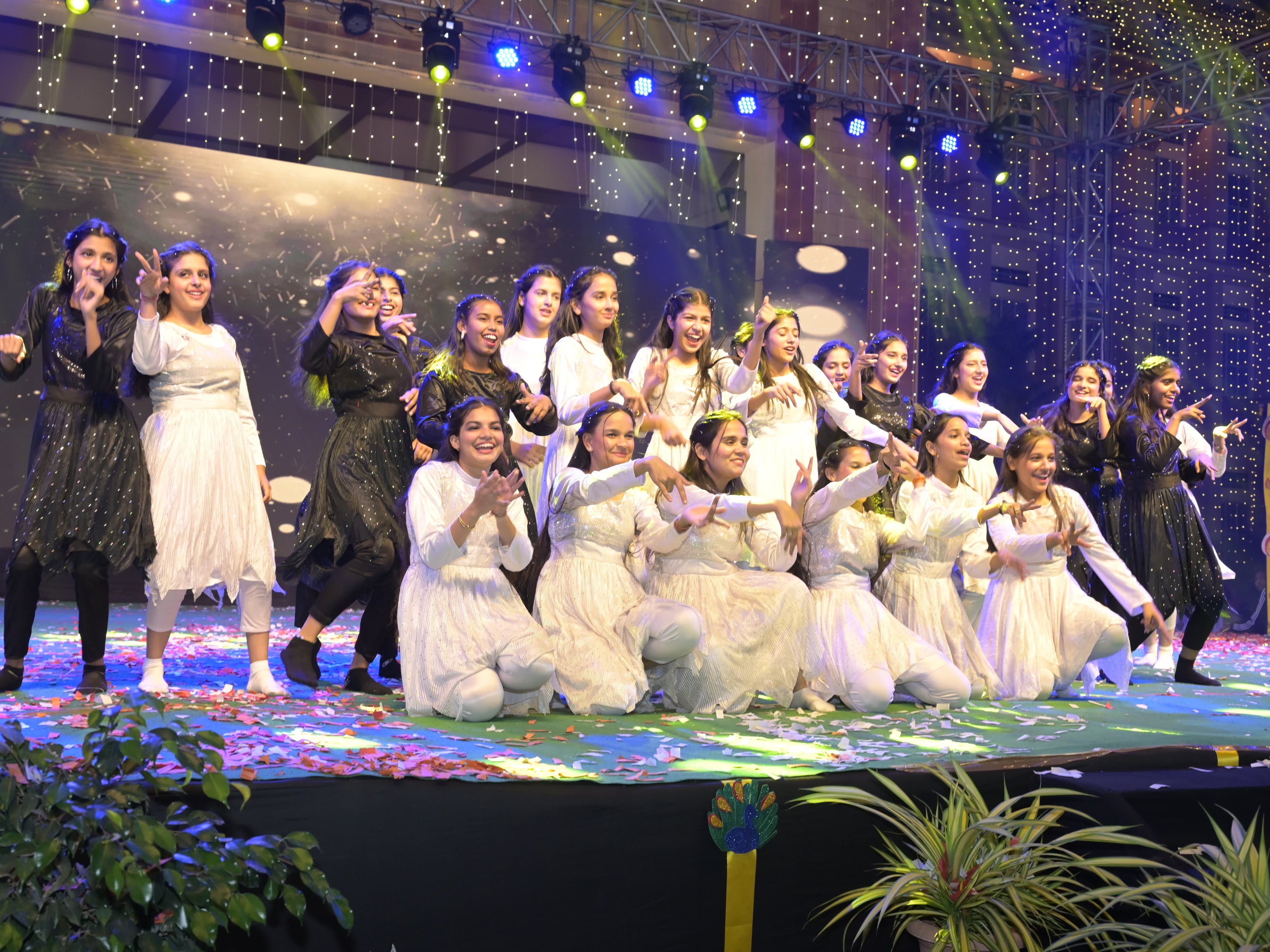 विद्यार्थियों ने सांस्कृतिक कार्यक्रम प्रस्तुत किए, जिनमें नृत्य और नाटक शामिल थे।