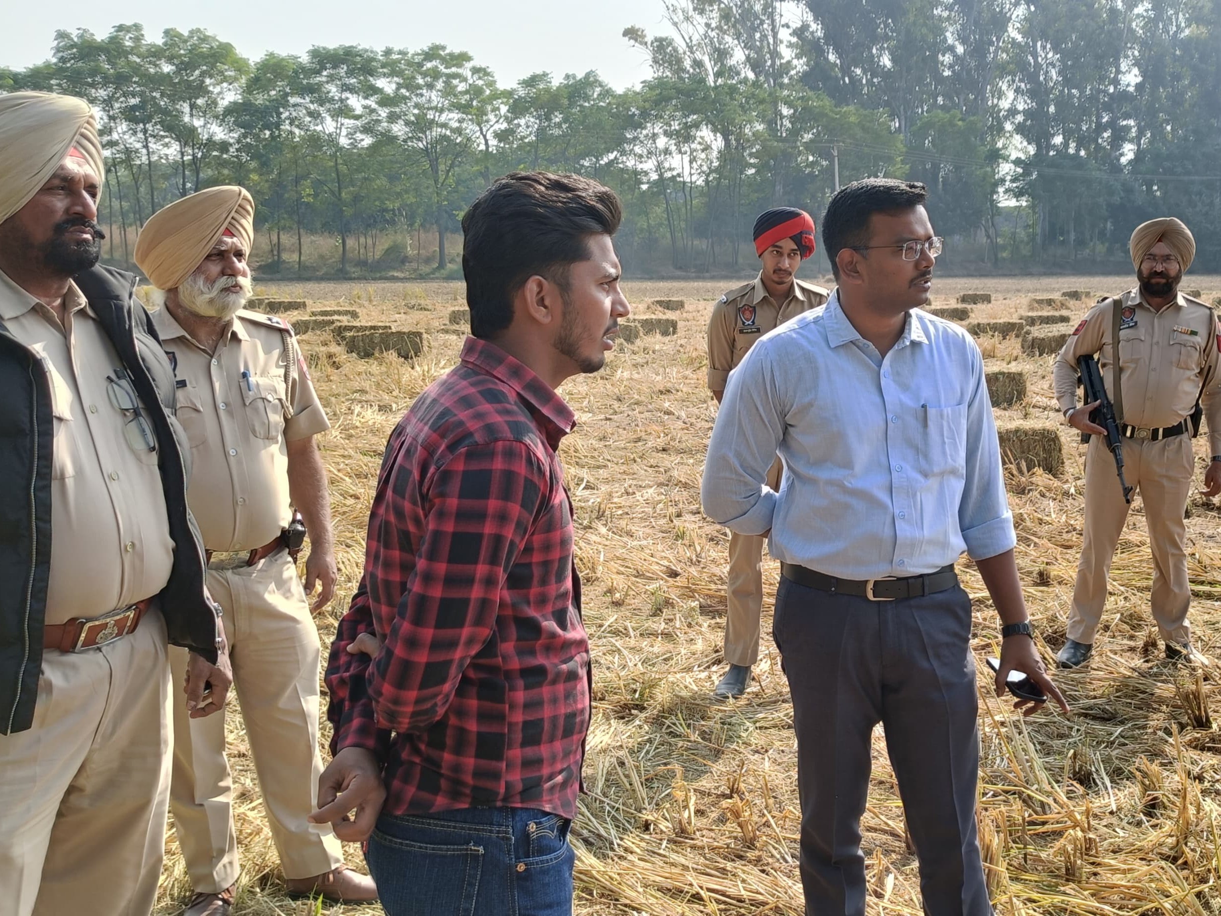 बरनाला DC ने 3 अधिकारियों को नोटिस जारी किया:  पराली जलाने से नहीं रोक पाने पर कार्रवाई, बोले-काम में लापरवाही बर्दाश्त नहीं – Barnala News