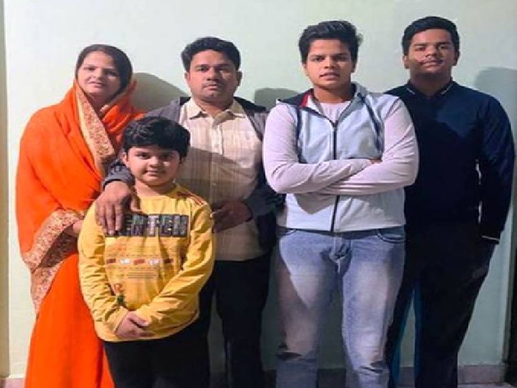 क्रिकेटर शेफाली वर्मा अपने परिवार के साथ।