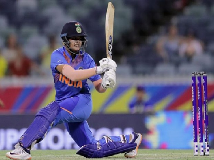 मैदान में शॉट लगाते हुए शेफाली वर्मा।