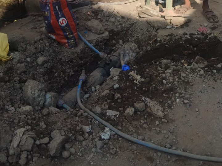 मरीजों का कहना है दूषित पानी का सप्लाई हो रहा है। जगह-जगह गड्ढे खुद रहे हैं।