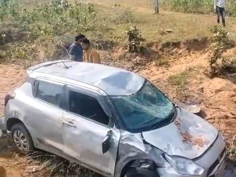 The speeding car lost control and fell off the bridge. | तेज रफ्तार कार ...