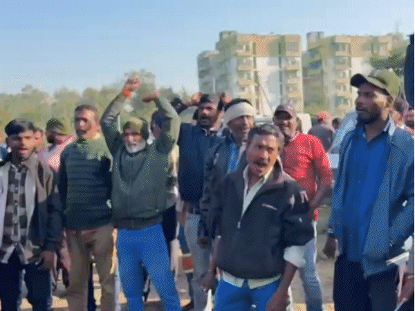 कोलार स्थित निगम ऑफिस के बाहर प्रदर्शन करते सफाईकर्मी।