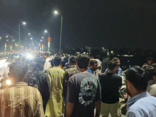 अरपा नदी के ऊपर ब्रिज पर खड़े कुछ युवक की नजर पानी में लाश पर पड़ी थी।