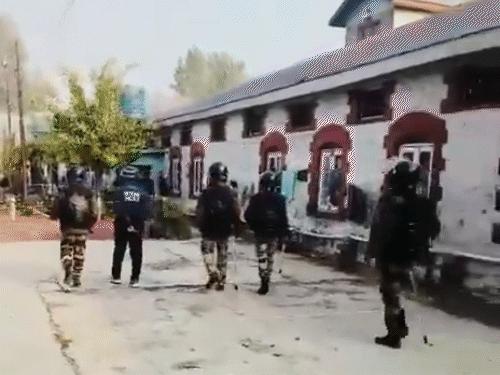 काउंटर इंटेलिजेंस कश्मीर (CIK) ने श्रीनगर की सेंट्रल जेल में भी रेड की।