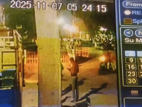 अलग-अलग स्कूटी से पहुंची थी दोनों महिलाएं। सीसीटीवी फुटेज में कैद हुईं।