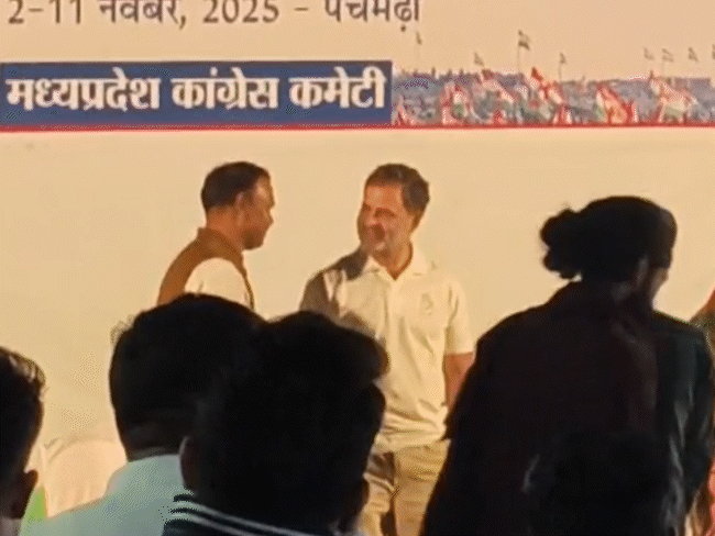 राहुल गांधी ने जिला अध्यक्षों से मुलाकात की।