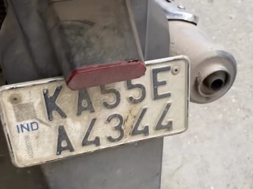 युवती ने बाइक राइडर की बाइक का नंबर शेयर किया।