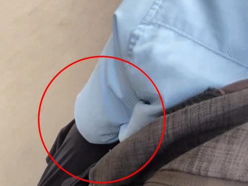 बाइक राइडर युवती के पैर पर अपनी कोहनी टिकाता दिखा।