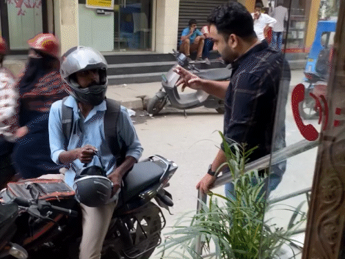 युवती के मुताबिक, एक युवक ने बाइक राइडर को गलत हरकत के डांटा।