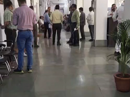 रेल हादसे की जांच के लिए अधिकारियों से पूछताछ हुई।
