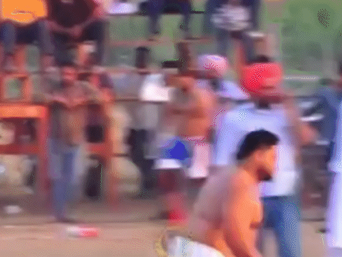 विपक्षी पाले में रेड डालने जाते कबड्‌डी खिलाड़ी बिट्‌टू बलियाल।