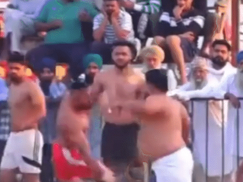 विपक्ष खिलाड़ी को आउट कर अपने पाले की ओर लौटते बिट्‌टू बलियाल।