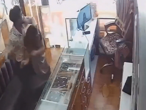 इसके बाद दुकानदार ने महिला को करीब 20 थप्पड़ मारे और घसीटकर दुकान के बाहर फेंक दिया।