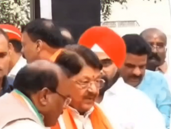 सत्तनारायण सत्तन बोल रहे थे, उसी दौरान मंत्री कैलाश विजयवर्गीय की एंट्री हुई।