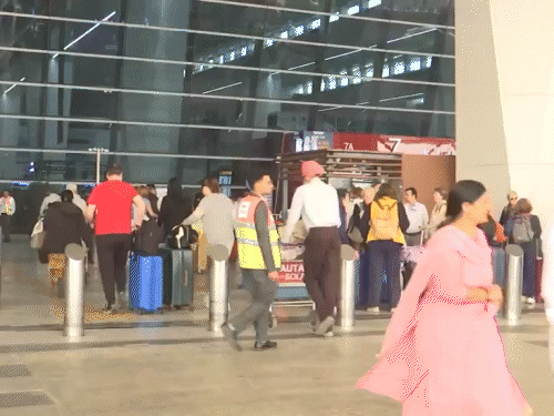 तस्वीर 7 नवंबर की दिल्ली एयरपोर्ट के बाहर की है। फ्लाइट्स देरी के कारण हजारों पैसेंजर्स परेशान हुए थे। - Dainik Bhaskar