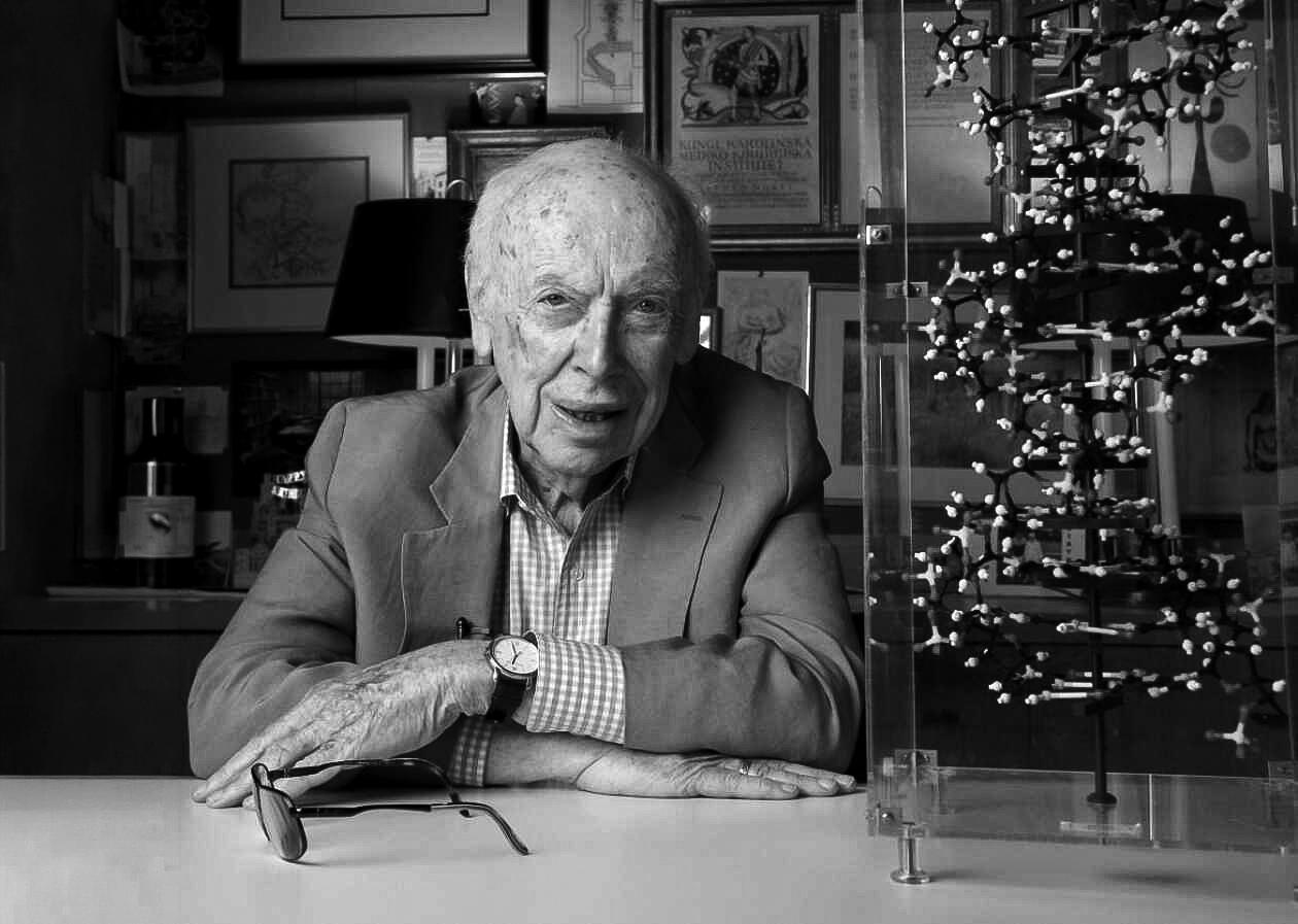 जेम्स को DNA की डबल-हेलिक्स स्ट्रक्चर खोज के लिए जाना जाता है।