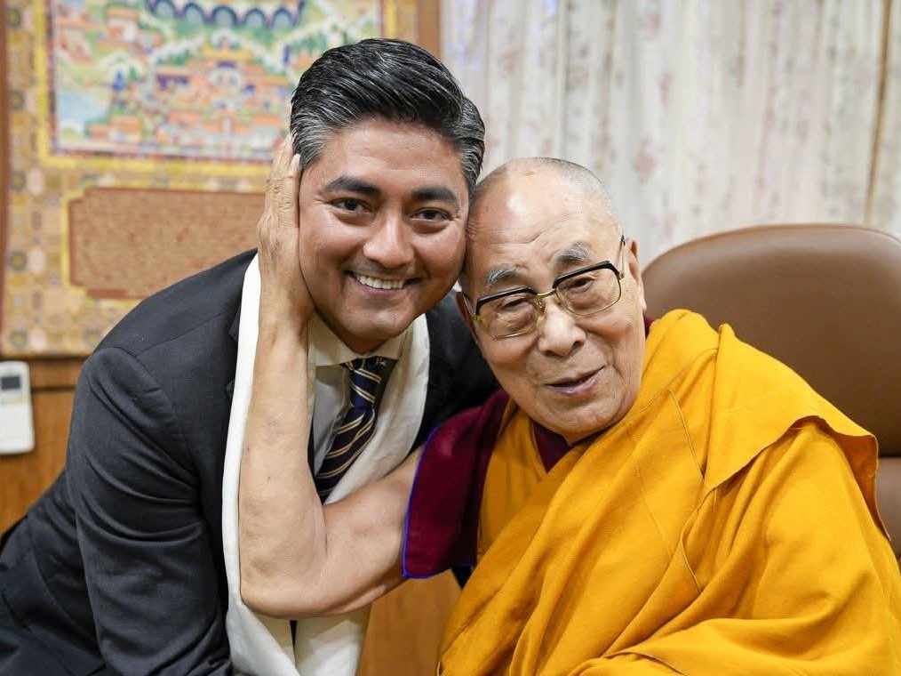 वर्ष 2022 में भारत के धर्मशाला दौरे के दौरान 14वें दलाई लामा से आफताब कर्म सिंह पुरवाल मुलाकात करते हुए।