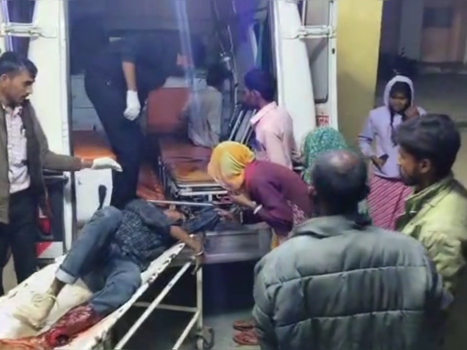 घायलों को डूंगरपुर जिला अस्पताल में कराया भर्ती।