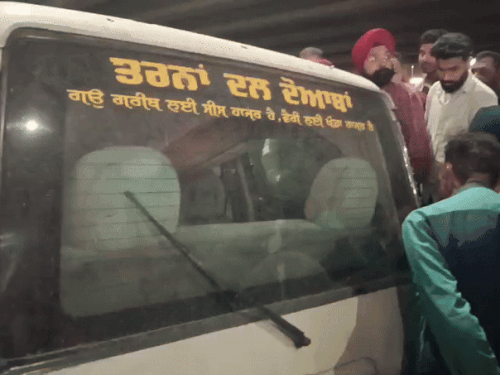 जिस गाड़ी में व्यक्ति सवार था, उस पर तरना दल दोआबा निहंग सिंह जत्थेबंदी लिखा था।