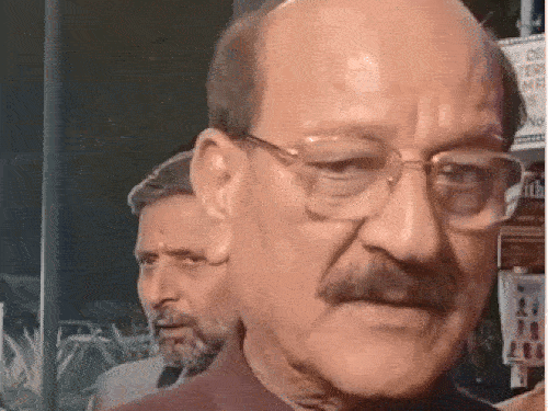 कैबिनेट मंत्री सुबोध उनियाल फिल्म फेस्टिवल की जानकारी देते हुए।