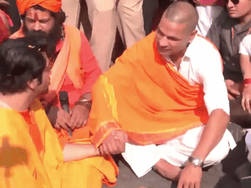 पूर्व क्रिकेटर शिखर धवन भी 8 नवंबर को यात्रा में शामिल हुए थे। उन्होंने जमीन पर बैठकर धीरेंद्र शास्त्री से बात की थी।