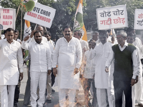 कांग्रेस ने ब्राजिलियन मॉडल के पोस्टर लहराए:  हिसार में वर्कर बोले- हरियाणा में आकर 22 वोट डाल गए, चुनाव आयोग सो रहा था – Hisar News