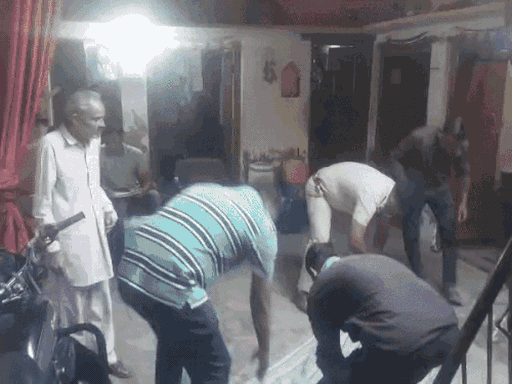 बलियाणा गांव में घर के आंगन में पड़ा धर्मवीर का शव।