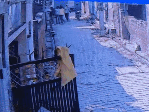 बलियाणा गांव में 5 युवक धर्मवीर के घर में घुसते और निकलते हुए CCTV कैमरे में कैद हो गए।