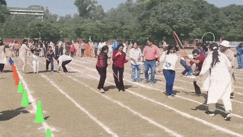 सेक्रेड हार्ट सीनियर सेकेंडरी स्कूल में एनुअल स्पोर्टस डे में हिस्सा लेते बच्चों के परिजन।