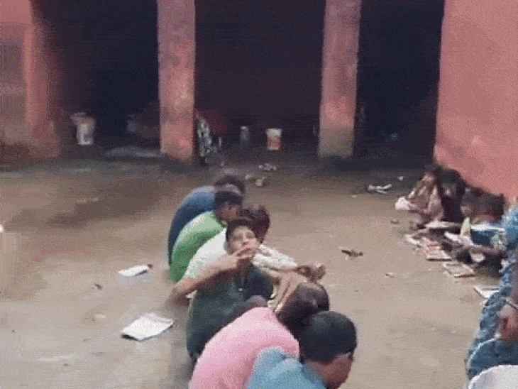 बच्चों को इस तरह पेपर पर परोसा मिड डे मील।
