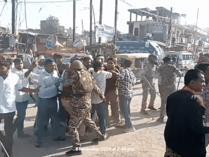 पुलिस ने आक्रोशित कार्यकर्ताओं तितर-बितर करने के लिए वाटर कैनन चलाई।