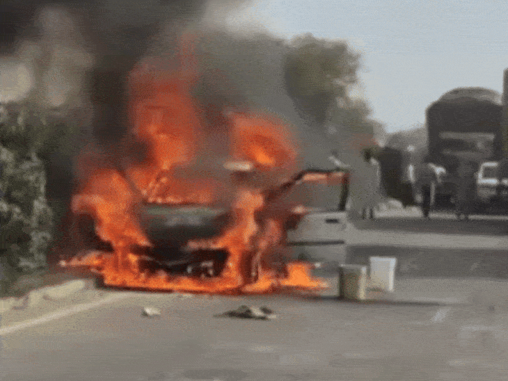 हाईवे पर लगी कार में आग। - Dainik Bhaskar