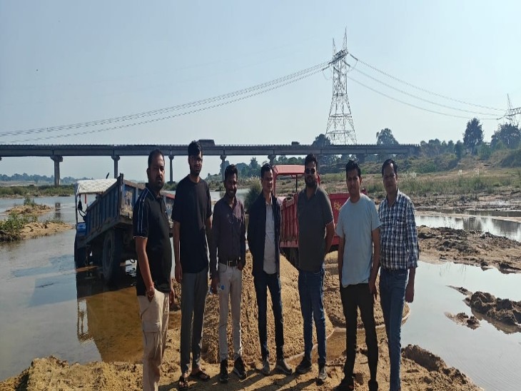 जांजगीर-चांपा में अवैध रेत उत्खनन पर कार्रवाई:  हसदेव नदी से 8 ट्रैक्टर जब्त, ड्राइवर फरार, प्रतिबंधात्मक कार्रवाई शुरू – janjgir champa News