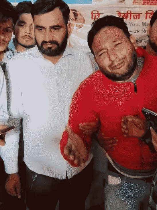 यह छात्र का चाचा है। अस्पताल में अपने झुलसे भतीजे को देखकर चीख पड़ा।