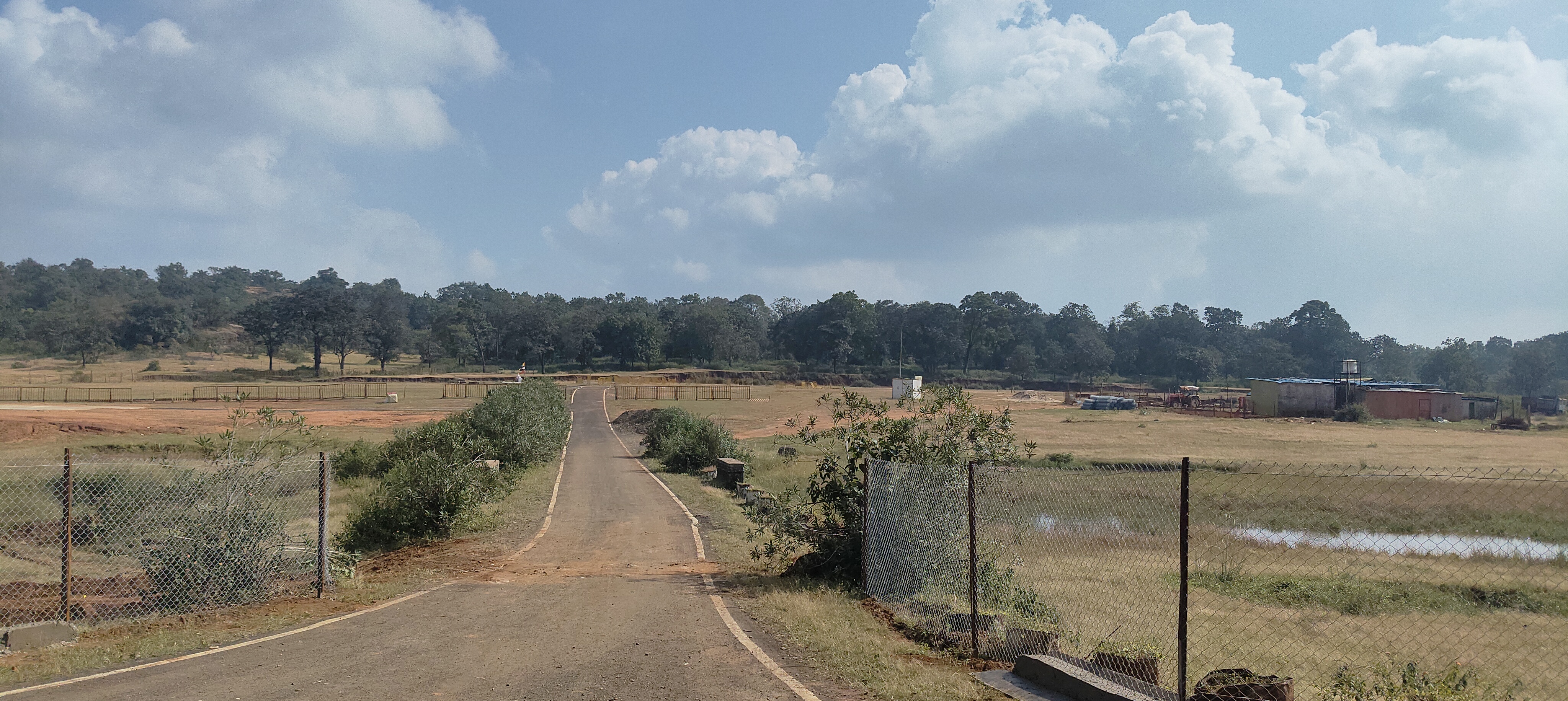 अब तक 6500 वर्गमीटर में तार फेंसिंग पूरी हो चुकी है।