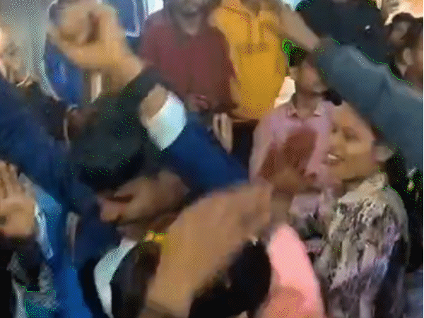 शुक्रवार देर रात क्रांति ने अपने दोस्तों के साथ जमकर डांस किया।