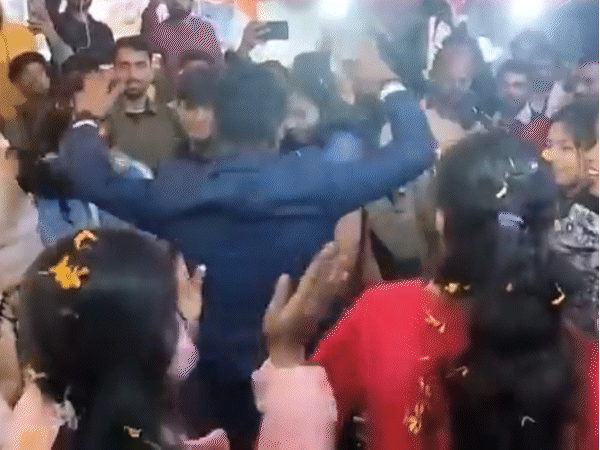 क्रांति ने अपने दोस्तों और परिवार के साथ भोजपुर गीतों पर डांस किया।