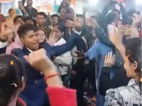 दोस्तों के साथ डांस कर क्रांति गौड़ ने जीत को उनके साथ सेलिब्रेट किया।