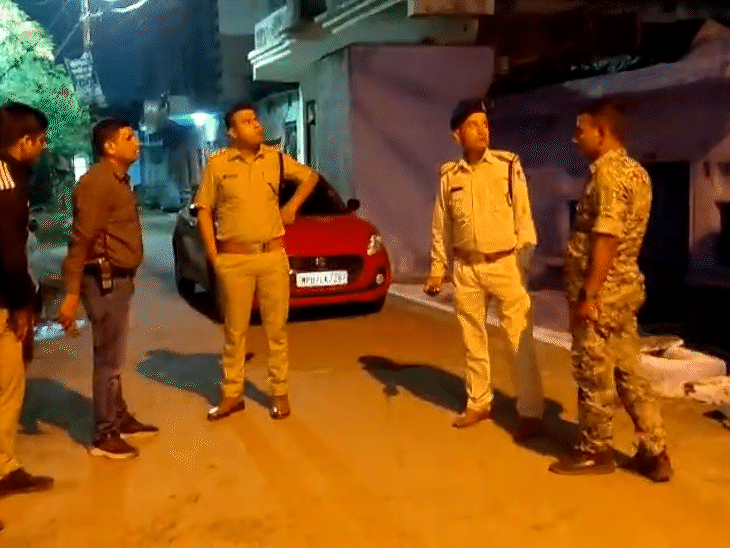 पुलिस युवती को पकड़ने के बाद आसपास छानबीन करती हुई। - Dainik Bhaskar