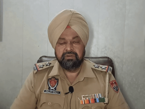 मुकेरियां थाने के मुलाजिम केस के बारे में जानकारी देते हुए।