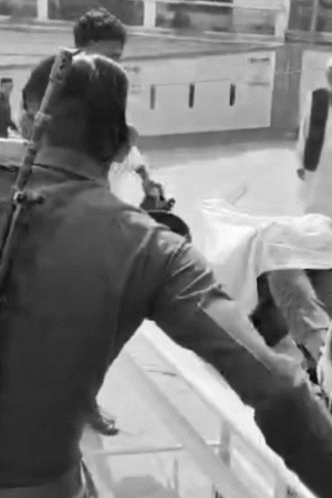 छात्र ने पेट्रोल छिड़ककर खुद को आग लगाई। इसके बाद चिल्लाते हुए क्लास रूम की तरफ भागा।