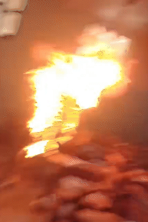 साथी छात्रों ने स्कूल बैग और पानी डालकर आग बुझाई। इसमें एक और छात्र भी झुलस गया।