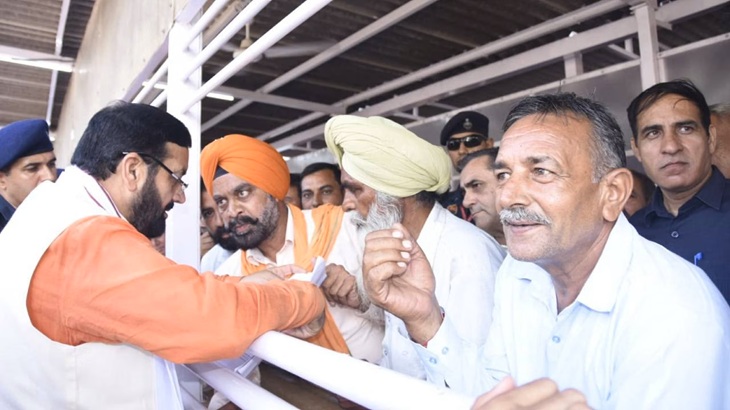 मुख्यमंत्री नायब सिंह सैनी अपने चंडीगढ़ स्थित आवास पर लोगों की समस्याएं सुनते हुए। (फाइल फोटो)