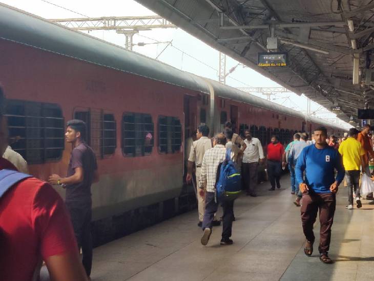 त्योहारी सीजन में लगातार ट्रेनों में बढ़ रही भीड़